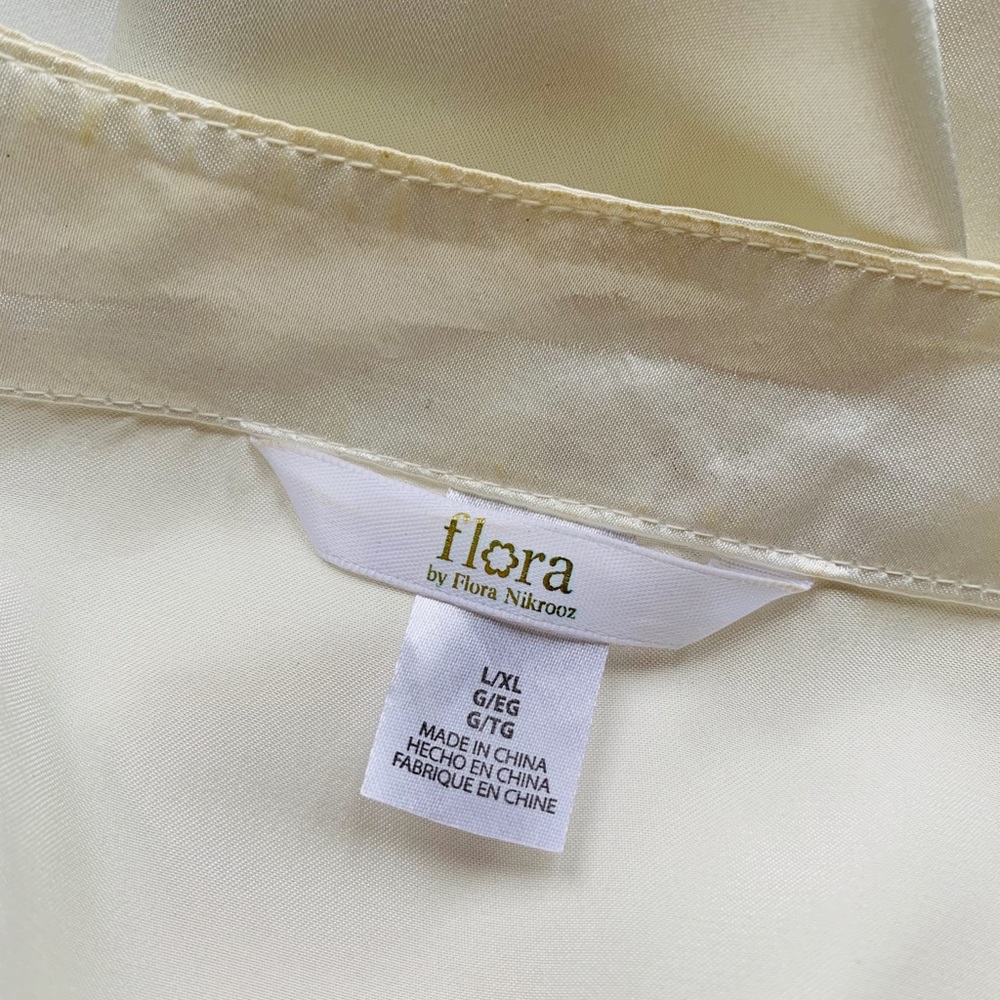 White Robe - Picture 2 of 3